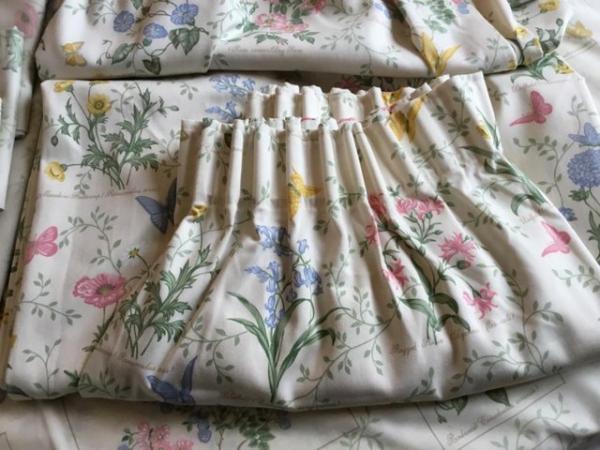 Image 2 of Pretty floral curtains with matching bedspread