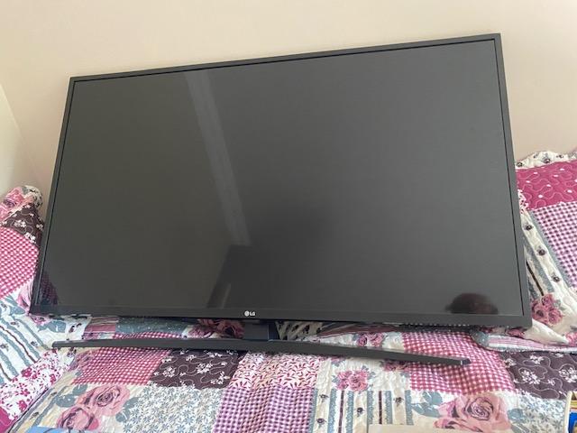 Preview of the first image of LG 43 UM7450PLA smart TV.