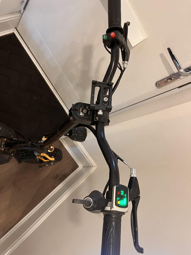 Preview of the first image of Electric scooter, 800watts, 1 key, 1 charger.