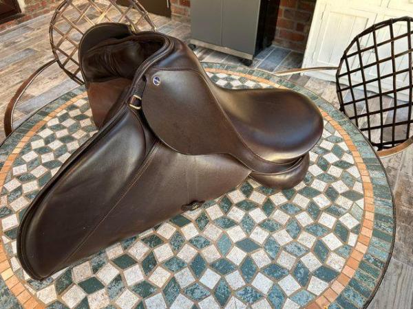 Image 3 of English Leather Horse Saddle 17.5 inch Wide Fitting