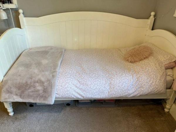 Image 2 of White wooden day bed, excellent condition