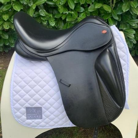 Image 9 of Kent & Masters 17.5” Dressage Surface Block saddle (S3082)