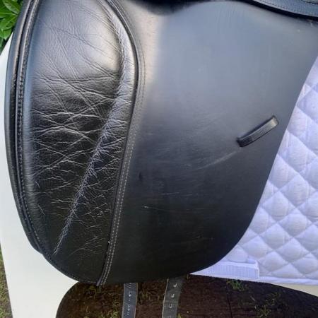 Image 2 of Kent & Masters 17.5 Low Profile Dressage saddle (S3006)