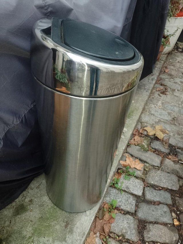Preview of the first image of Brabantia 30 litre touch bin - clean.