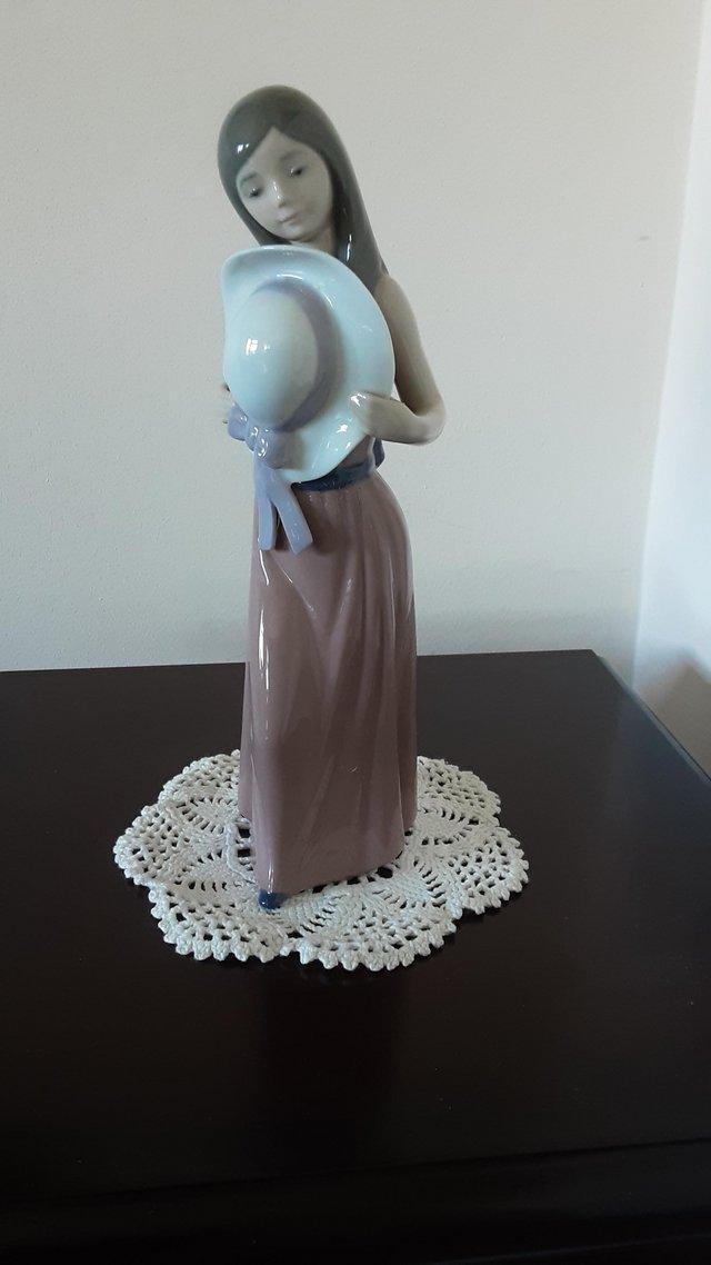 Preview of the first image of LLADRO 5007 PAMELA RUBOROSA BASHFUL GIRL WITH STRAW HAT.