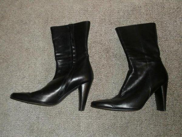 Image 3 of LADIES BLACK LEATHER CALF LENGTH BOOTS (36)
