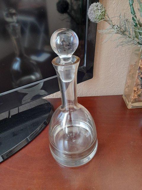 Preview of the first image of Modern glass decanter in excellent cond..