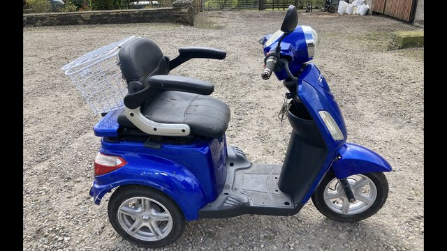 Image 3 of Veleco ZT 500 Blue 900W 3 wheeled scooter.