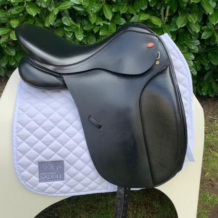 Image 5 of Kent & Masters 17.5” High Wither Original Dressage saddle