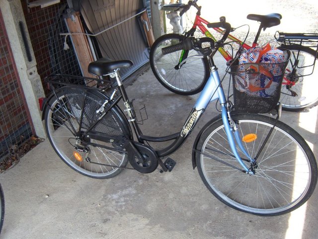 bikes ladies and girls and mans 3 for sale - £95