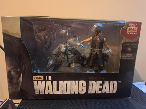 Image 2 of The walking dead: deluxe boxed set.