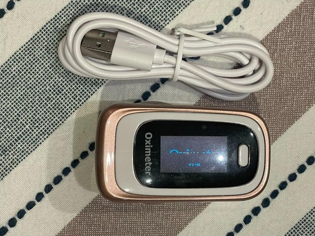 Preview of the first image of Oximeter with usb cable good condition.