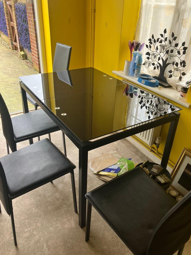 Preview of the first image of Glass extendable table with chairs.
