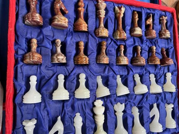 Image 2 of Onyx chessboard and chess pieces