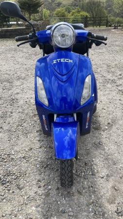 Image 1 of Veleco ZT 500 Blue 900W 3 wheeled scooter.