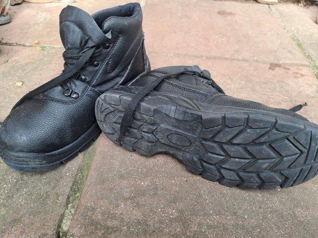 Preview of the first image of Mens steel toe cap work boots.