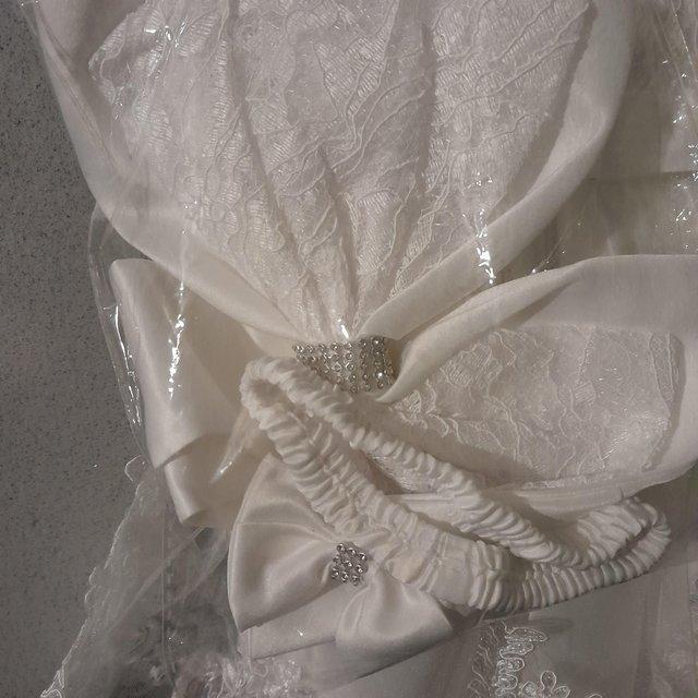 Preview of the first image of White dress with bow and head band size 7°.