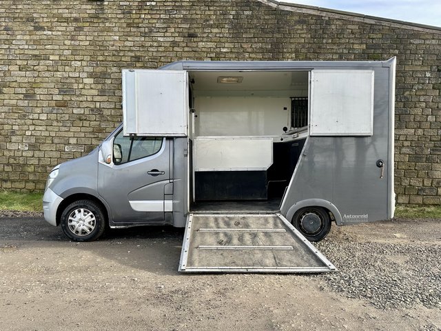Preview of the first image of 3.5t HORSEBOX WITH LOW MILEAGE.