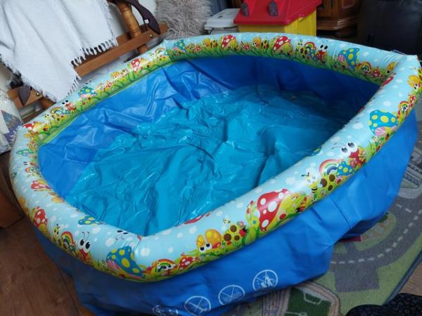 Image 2 of Children's padding pool in very good condition