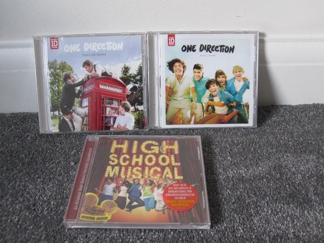 Preview of the first image of 3 CD'S One direction and high school musical.