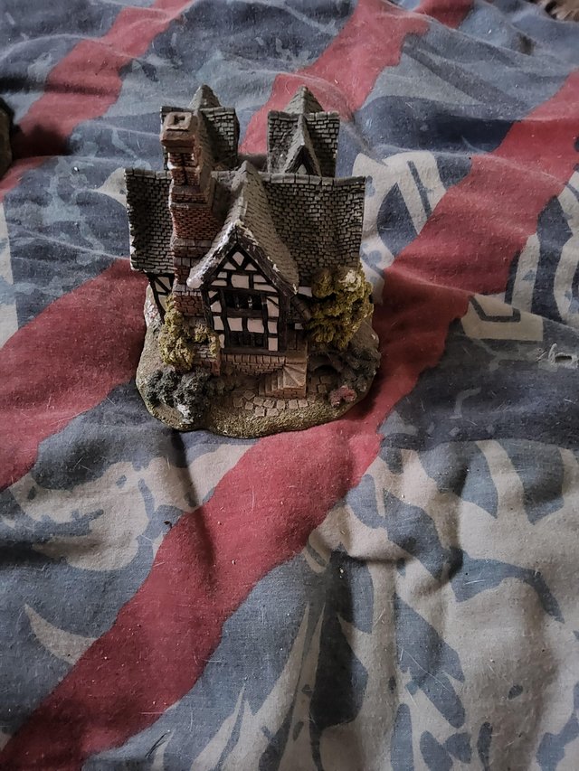 Preview of the first image of Lilliput lane the priests cottage.