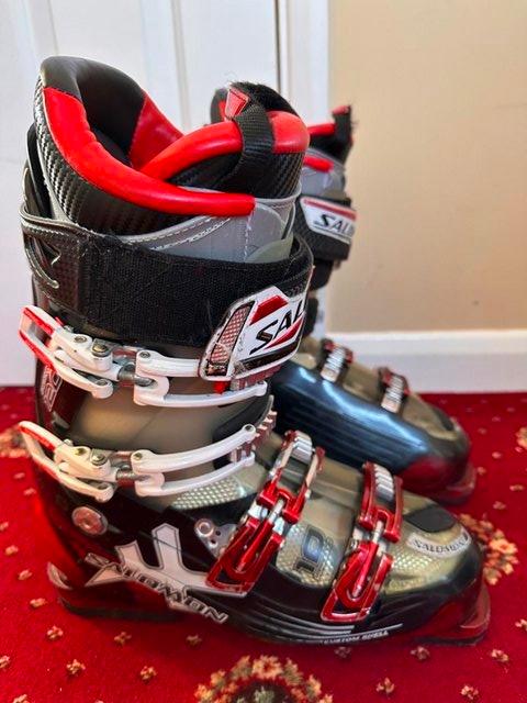 Preview of the first image of Mens Salomon ski boots to fit foot size 9 to 10.