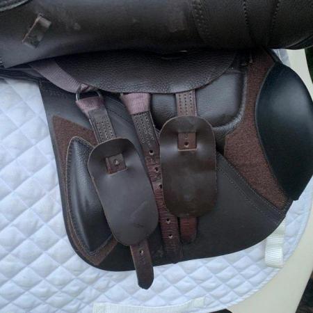 Image 10 of kent and masters s series 17.5 inch jump saddle
