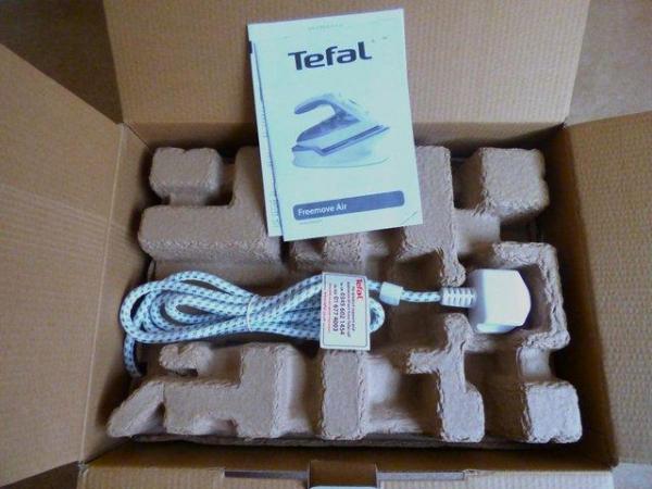 Image 2 of Tefal Freemove Air Cordless Steam Iron FV6550 Brand New