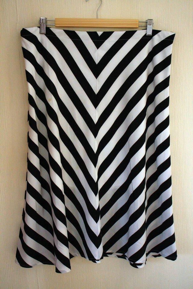 Preview of the first image of TU Black & White Skirt size 16.