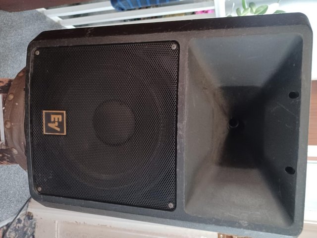 yamaha emx5000 powered mixer and two electro voice speakers — photo 2 of 3