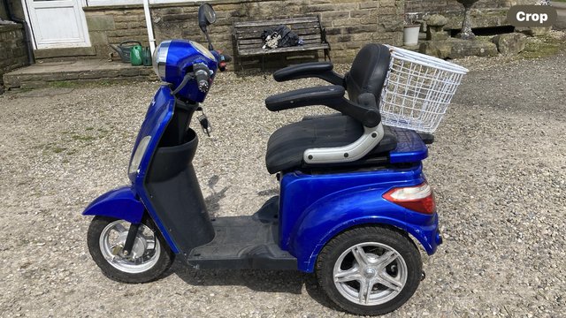 Image 2 of Veleco ZT 500 Blue 900W 3 wheeled scooter.