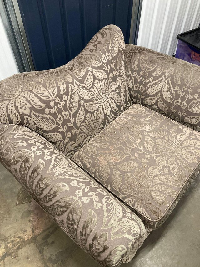 Preview of the first image of AMAZING CUDDLE SOFA CHAIR LIKE NEW.
