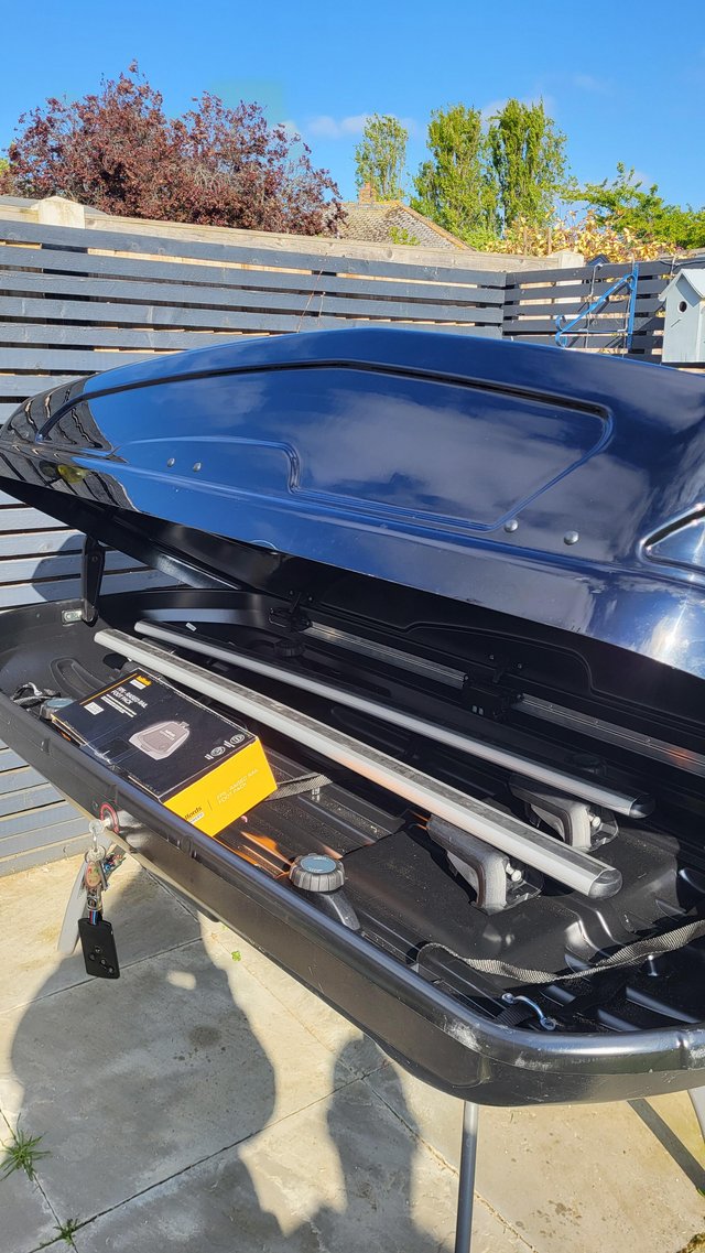 Halfords Car Roof Box with roof bars and fittings — photo 2 of 3