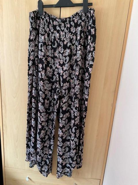 Preview of the first image of Trouser culottes size 16, shirred waist black and pink.