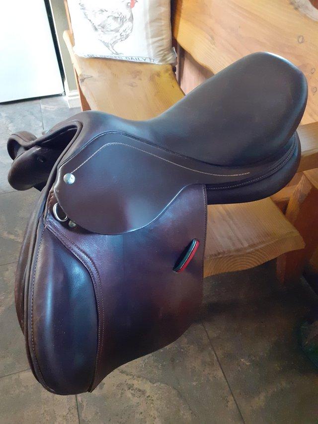 Preview of the first image of *** Jumping saddle 16"***.