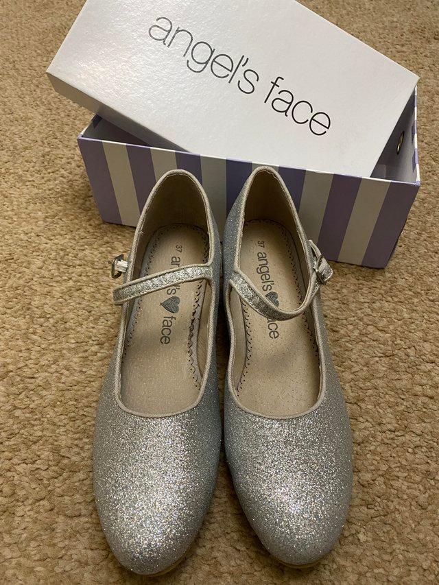 Preview of the first image of Silver glittershoes - size 4 EU 37.