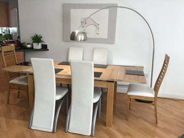 Image 6 of EXTENDING SOLID OAK DINING TABLE RRP £550 SEATS 6-8