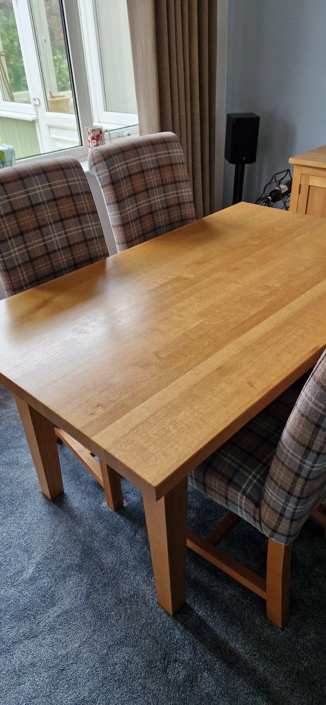 Preview of the first image of Oak dining table hardly used..