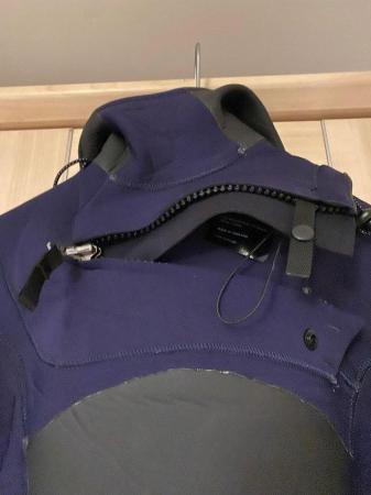 Image 2 of woman’s wetsuit Finisterre (hooded)