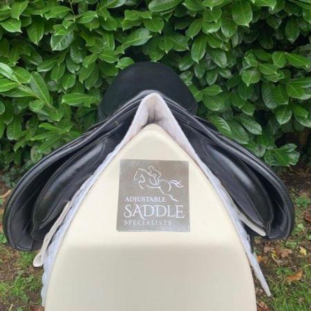 Image 5 of Kent and Masters 17 inch  S series jump saddle