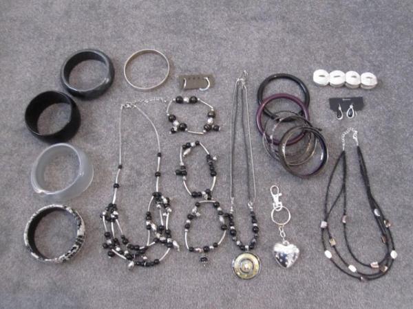 Image 2 of Assortment of costume jewellery