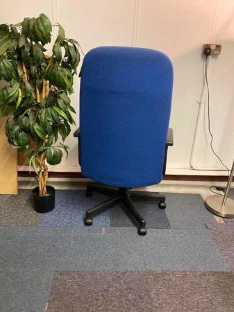 Image 4 of Comfortable blue office swivel/desk/task/computer chair