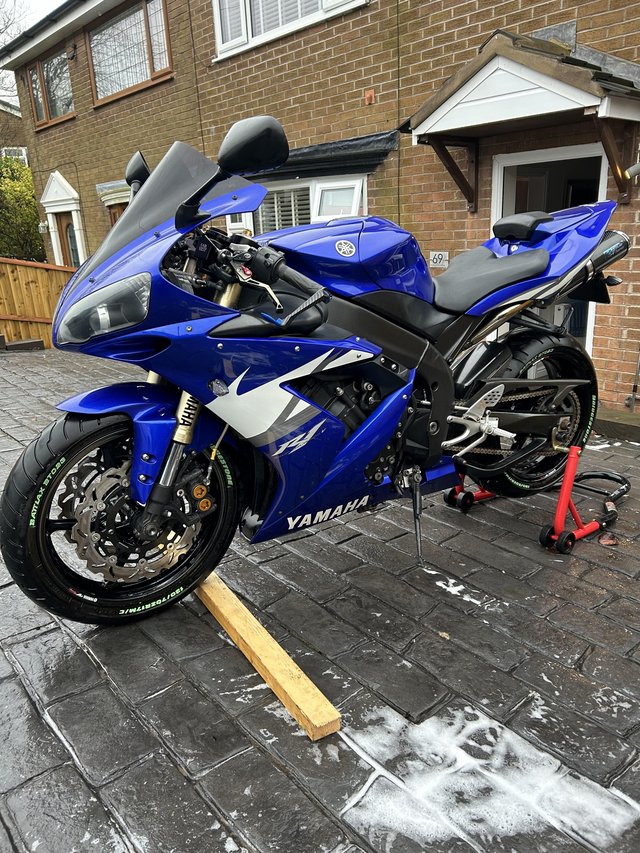 Preview of the first image of Yamaha 2005 yzf R1 blue super sports.