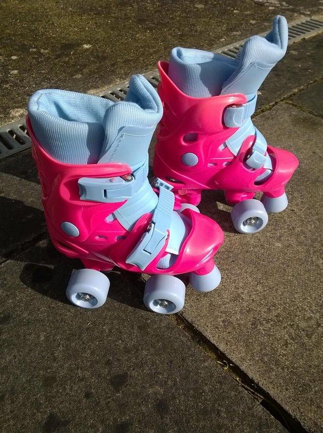 Preview of the first image of Pink Roller boots, adjustable size.