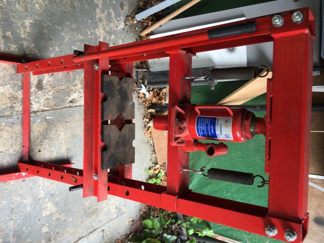 Preview of the first image of 12 ton hydraulic press in little used condition.