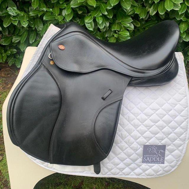 Preview of the first image of Kent & Masters 17” S-Series High Wither Compact Saddle.