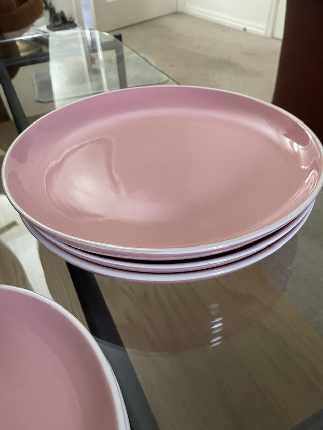 Preview of the first image of Dinner set - pink brand new.