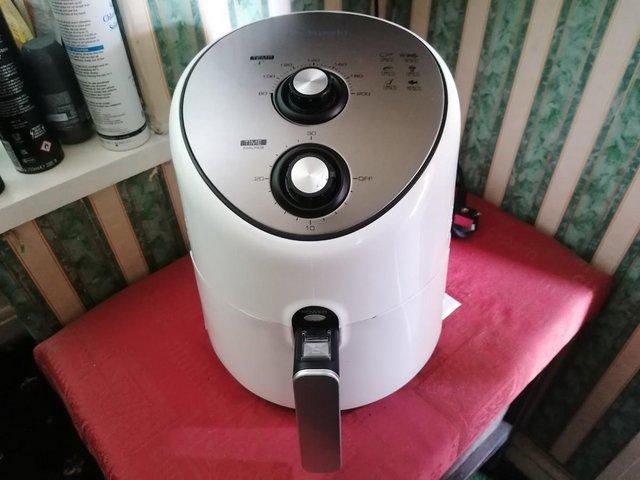 Preview of the first image of AIR FRYER LIKE NEW WHITE COLOUR.