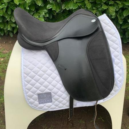 Image 12 of Thorowgood T4 17 inch high wither dressage saddle