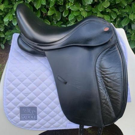 Image 10 of Kent & Masters 17.5 Low Profile Dressage saddle (S3006)